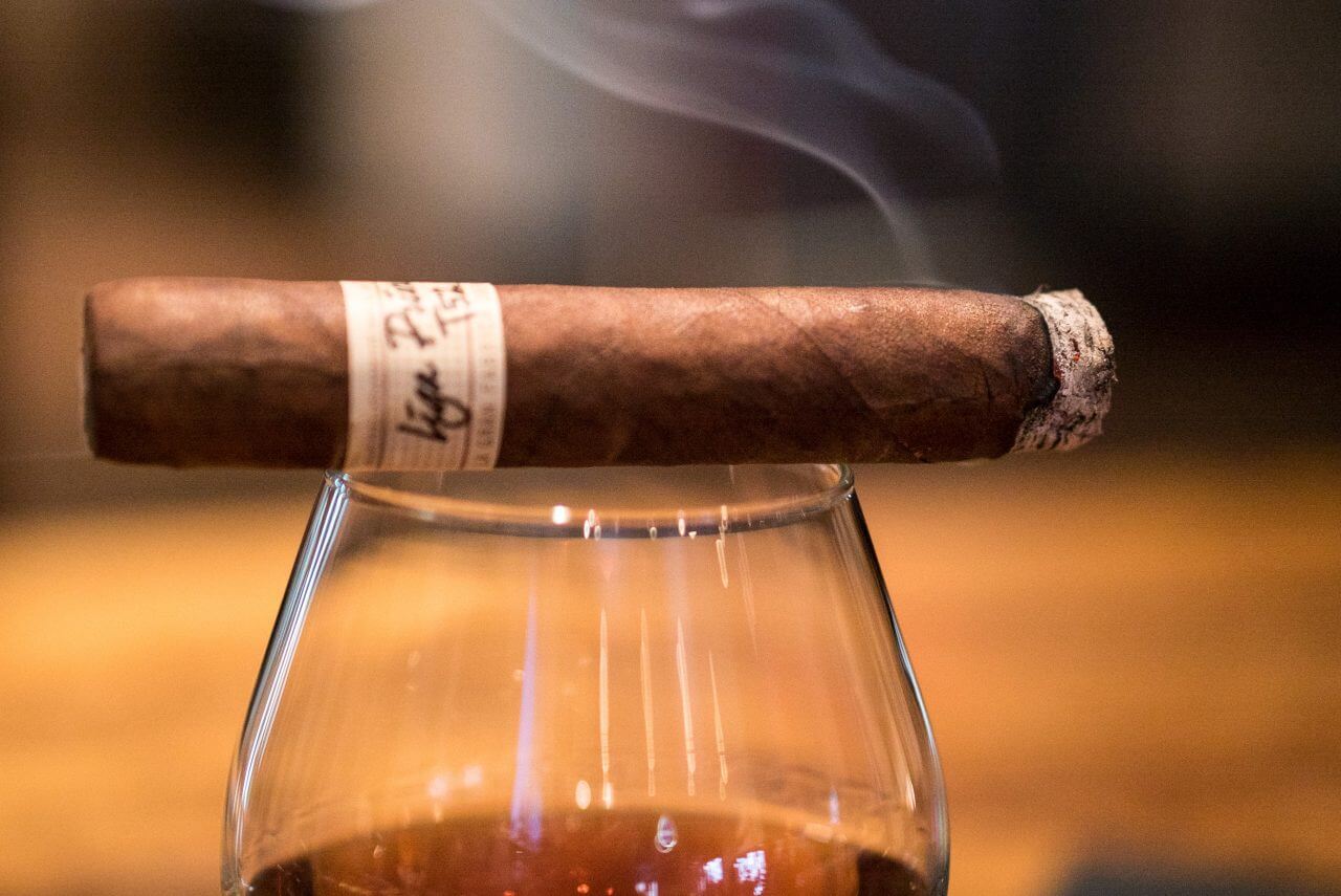 lit cigar4 Mona Lounge & Cigar Bar